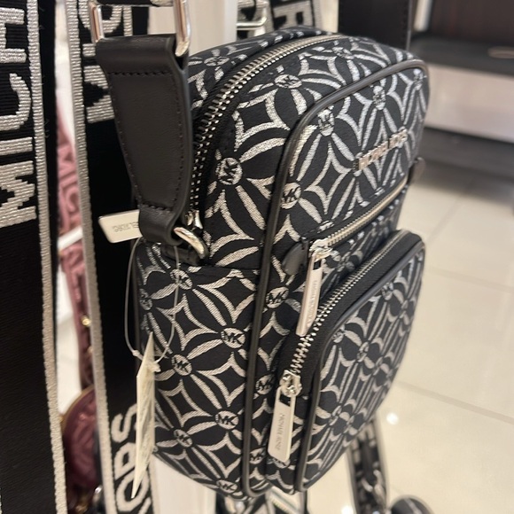 Michael Kors Jet Set Medium Signature Logo Crossbody Bag
Black /Silver Jacquard - Picture 16 of 16